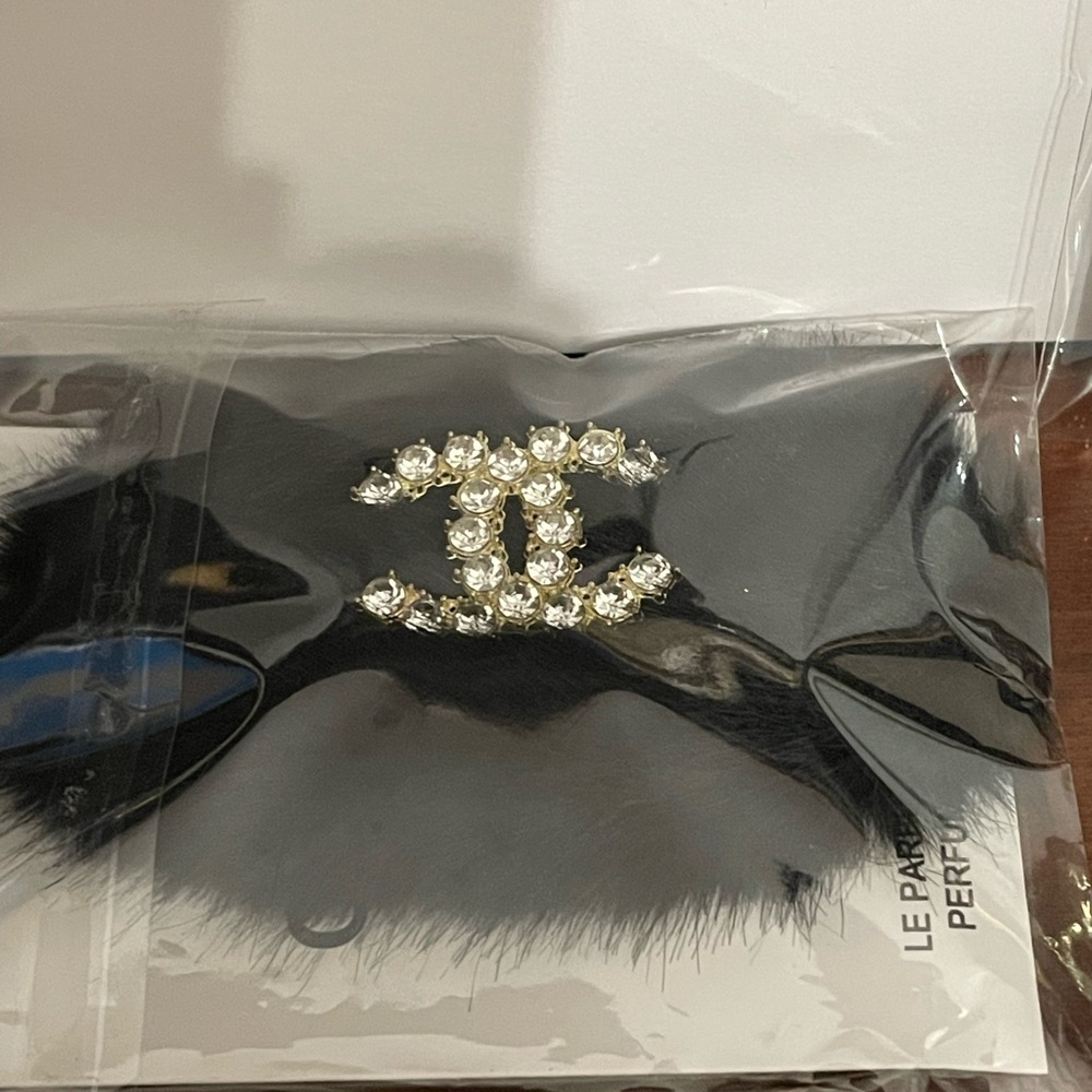 Chanel auth Black Fur Hair Clip 2pc set with gift bag - Picture 3 of 6